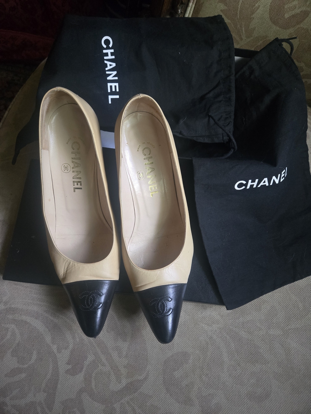 CHANEL Chic Two-Tone Beige and Black Cap-Toe Leather Pumps - Picture 8 of 16